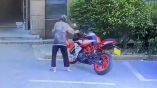6·25上海老人推倒摩托车事件