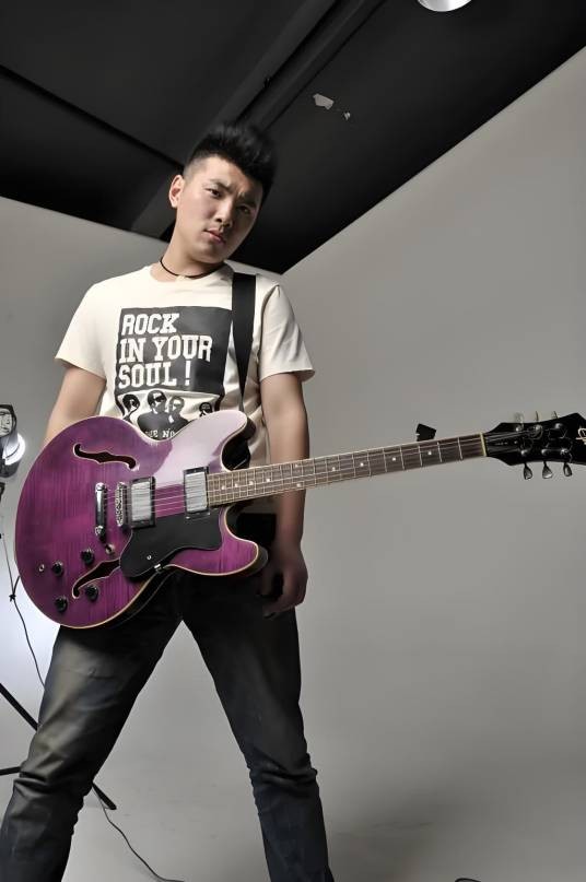 徐强（中国内地相声男演员、民谣歌手、足球解说员，中国曲艺家协会会员，上海市曲艺家协会会员）