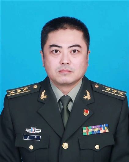 万鑫（内蒙古自治区呼伦贝尔市阿荣旗委常委、旗人武部政委）