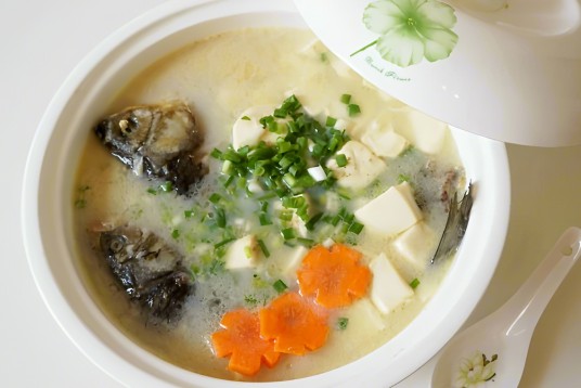 奶白鲫鱼豆腐汤