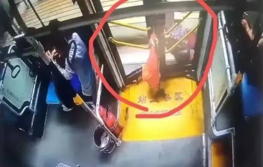 6·12柳州老人被公交拖行身亡事件