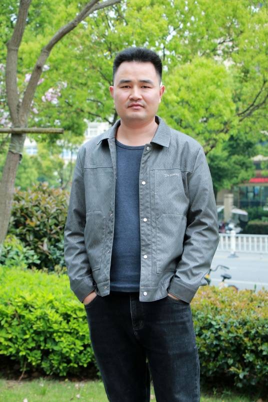 张侠（中国美术家协会会员、博士）