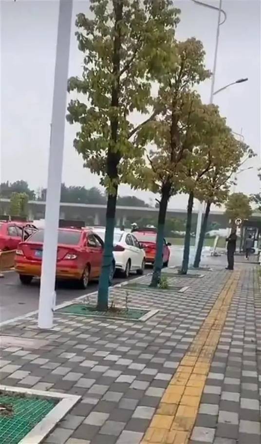 5·4安庆出租车拒打表并围堵网约车事件