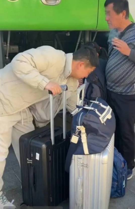 2·13丽江游客“未买手镯被赶下车”事件