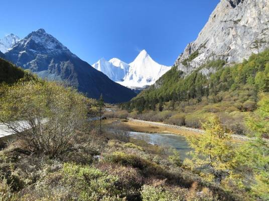 三神山(四川省甘孜藏族自治州稻城县境内山脉)