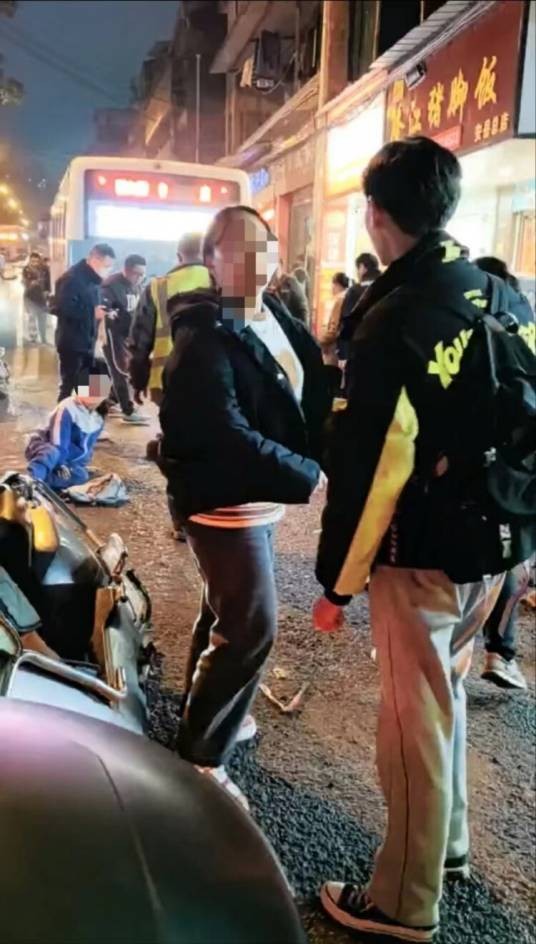 12·13安岳公交车撞倒学生事故
