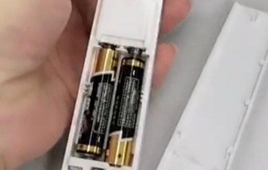 美的空调遥控器怎么换电池？