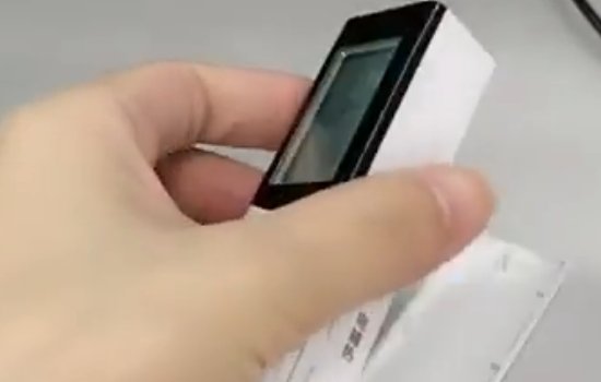 美的空调遥控器怎么换电池？