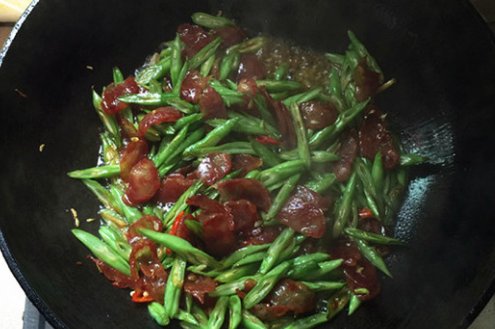 从超市买来的塑封的广式腊肠未蒸煮之前是生的吗?可以直接食用吗