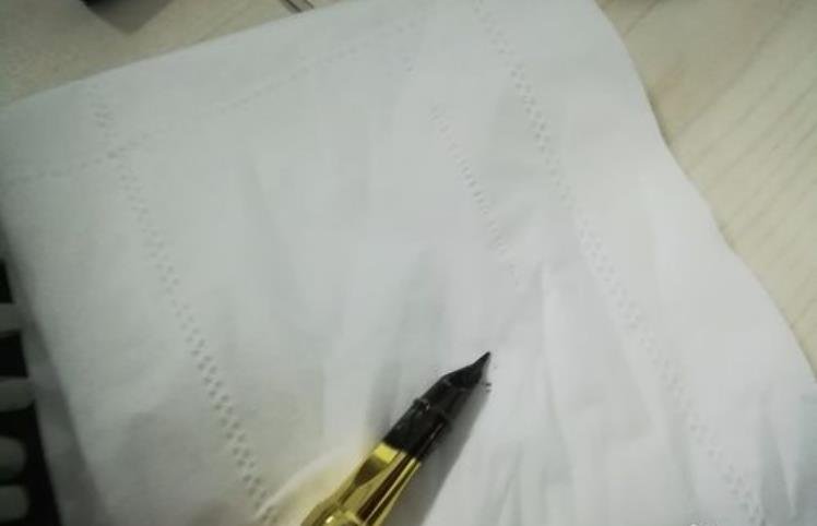 钢笔怎么吸墨水