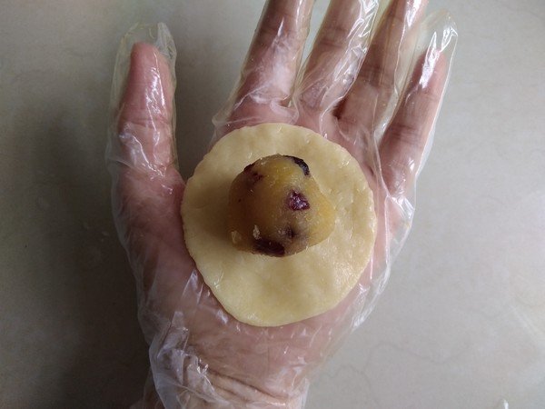 做月饼要用熟面粉吗？