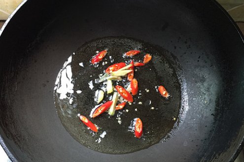 从超市买来的塑封的广式腊肠未蒸煮之前是生的吗?可以直接食用吗