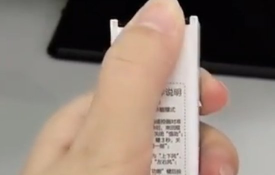美的空调遥控器怎么换电池？