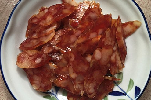 从超市买来的塑封的广式腊肠未蒸煮之前是生的吗?可以直接食用吗