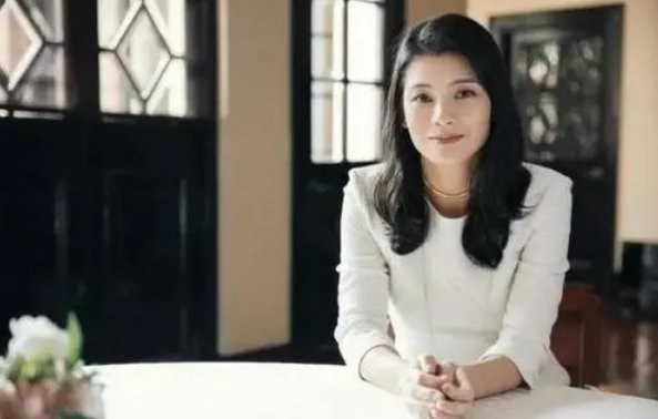 百亿家产无人继承,罗康瑞抛弃前妻,朱玲玲为什么不争不抢成了赢家?