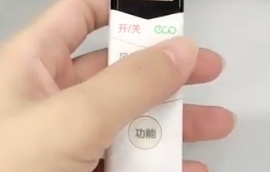 美的空调遥控器怎么换电池？
