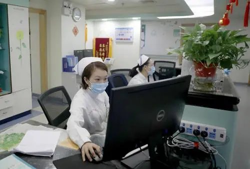 各地的护士在三甲医院的工资大概是多少钱?