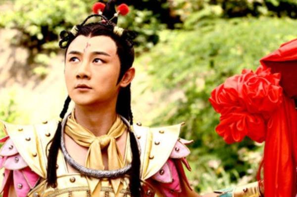 元始天尊和盘古是什么关系，哪吒是元始天尊的徒孙吗？