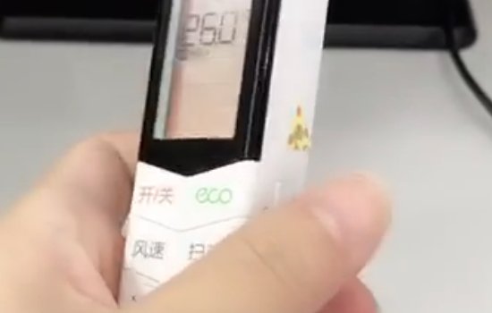 美的空调遥控器怎么换电池？