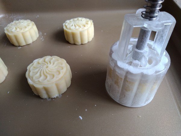 做月饼要用熟面粉吗？