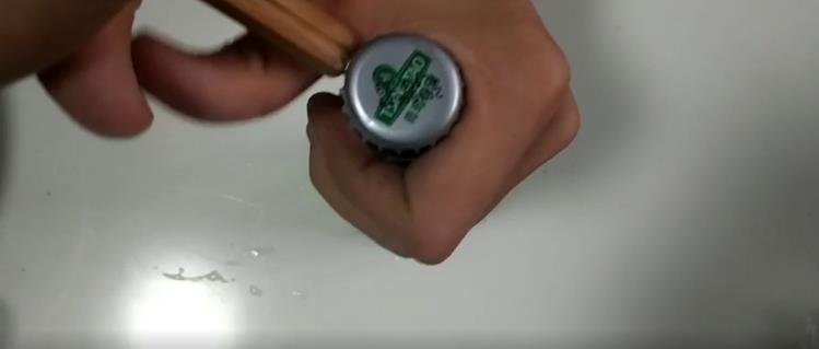 拿筷子怎么开啤酒
