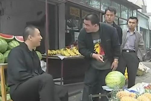 《征服》里面刘华强为什么要砍卖瓜的呢?