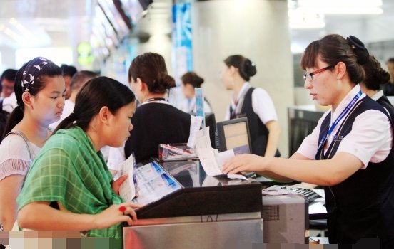 在网上订了机票到了机场我是先取票还是先托运行李呀