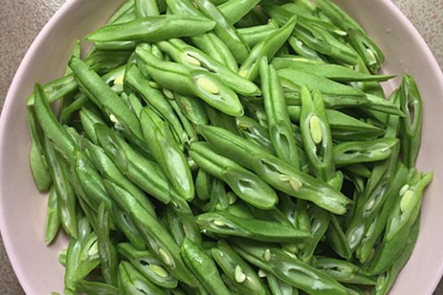 从超市买来的塑封的广式腊肠未蒸煮之前是生的吗?可以直接食用吗