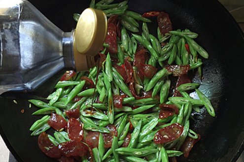 从超市买来的塑封的广式腊肠未蒸煮之前是生的吗?可以直接食用吗