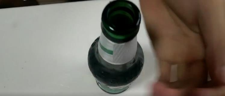 拿筷子怎么开啤酒