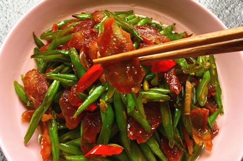 从超市买来的塑封的广式腊肠未蒸煮之前是生的吗?可以直接食用吗