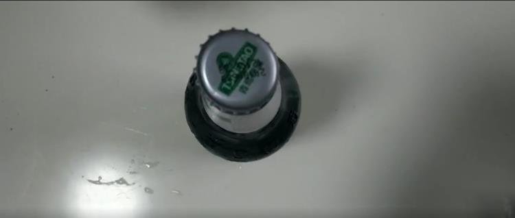 拿筷子怎么开啤酒