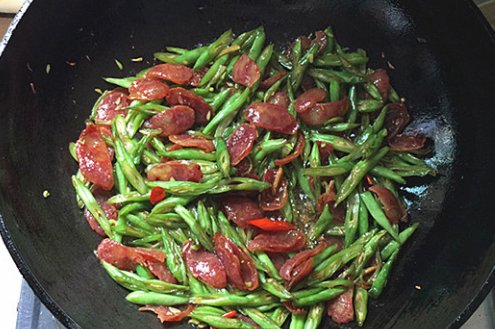 从超市买来的塑封的广式腊肠未蒸煮之前是生的吗?可以直接食用吗
