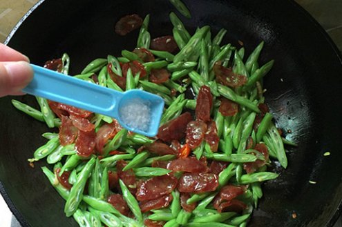从超市买来的塑封的广式腊肠未蒸煮之前是生的吗?可以直接食用吗