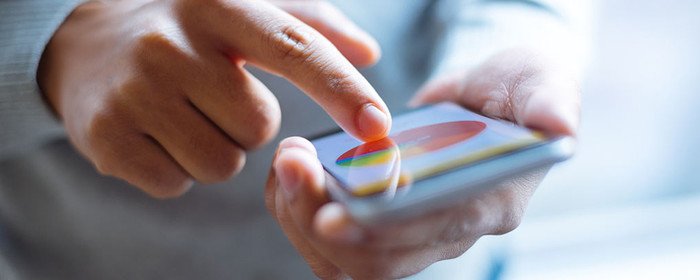 对方把我手机号拉黑了我发短信他能收到吗，