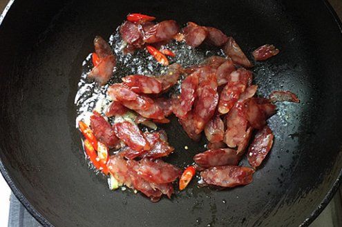 从超市买来的塑封的广式腊肠未蒸煮之前是生的吗?可以直接食用吗