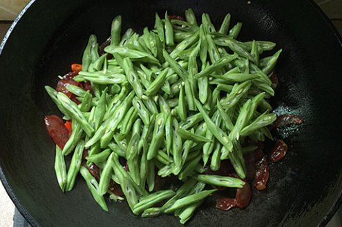 从超市买来的塑封的广式腊肠未蒸煮之前是生的吗?可以直接食用吗