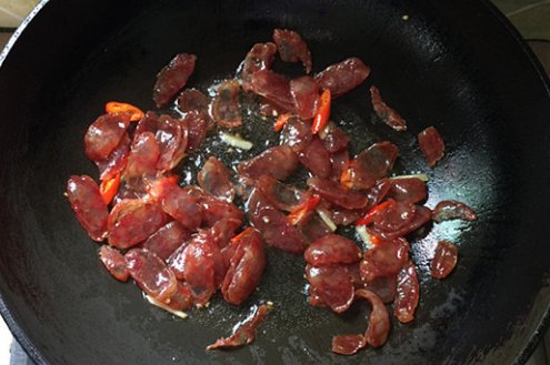 从超市买来的塑封的广式腊肠未蒸煮之前是生的吗?可以直接食用吗