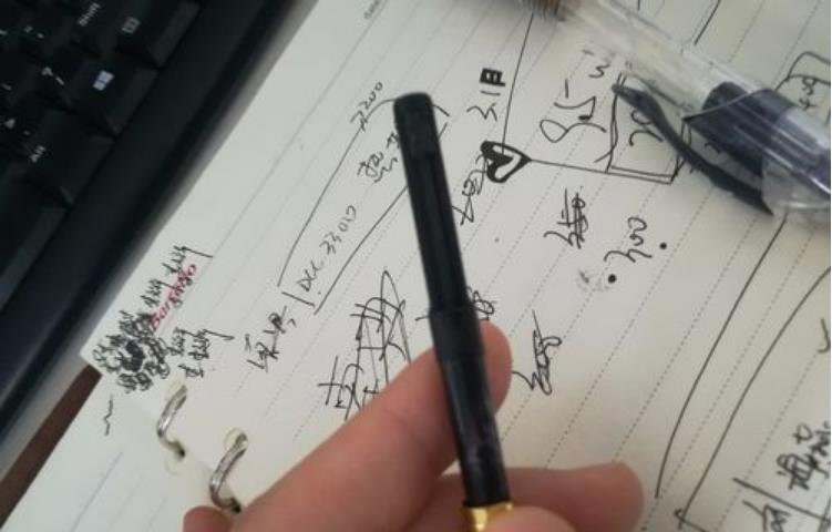 钢笔怎么吸墨水