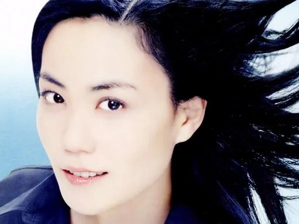 一向洒脱的王菲,深夜出入前夫住所,这让谢霆锋情何以堪?