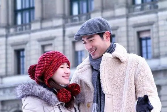 高以翔女友穿男友生前外套现身，一路陪同返乡，她会好起来吗？