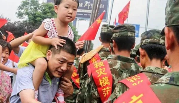 军民一家亲!关于游客帮哨兵撑伞一事,你有何看法或观点?