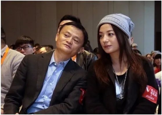 赵薇不好好当演员,偏要跑去做商人,被罚款之后,名气下降复出难?