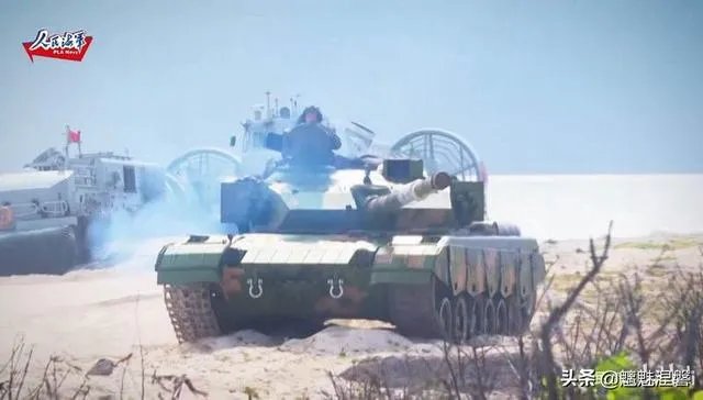 05式两栖步兵战车本身可以海上浮渡,为何还要用726气垫登陆艇运输?