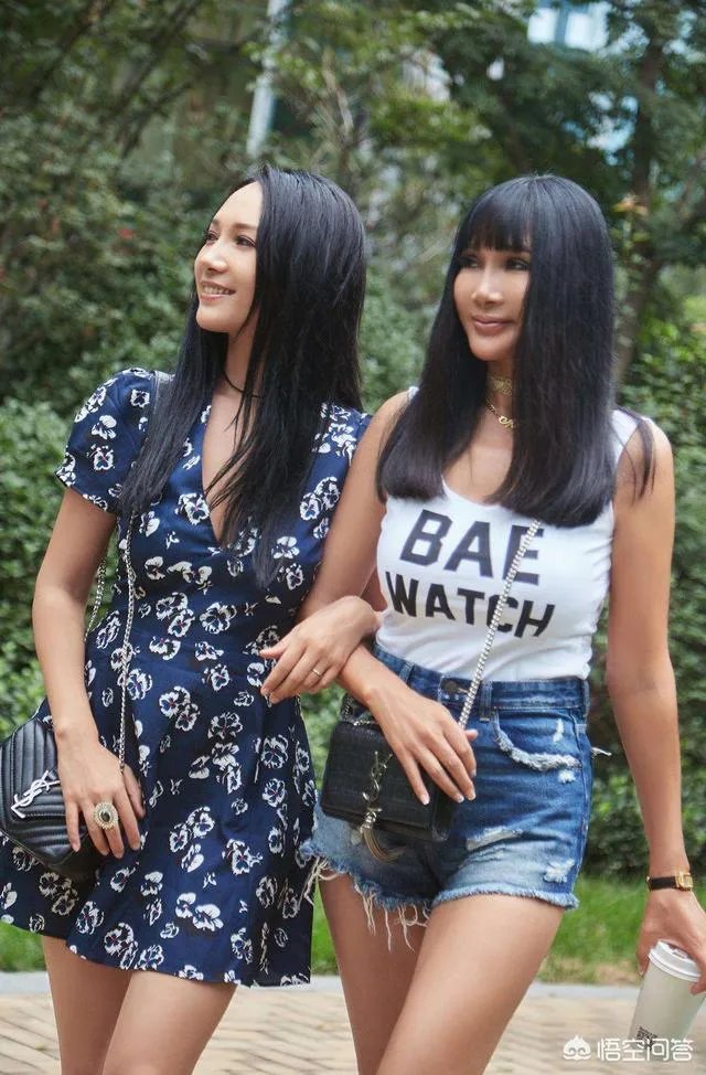 听说60后的张咪依然打扮得很年轻,她有哪些穿搭秘诀?
