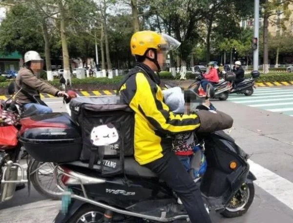 下雨天女外卖员带着孩子送餐,迟到50分钟为何顾客仍然不生气?