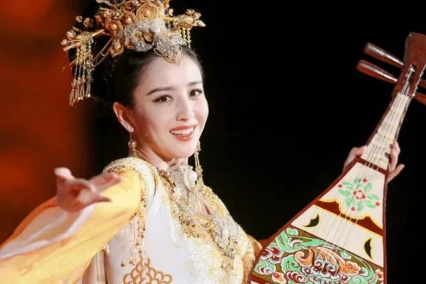 佟丽娅在雨中穿雨衣跳新疆舞,佟丽娅为何如此热爱舞蹈?