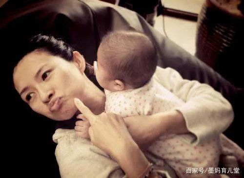 章子怡晒出5岁女儿打针照片,女儿的五官越发好看了,你觉得女儿最像谁呢?