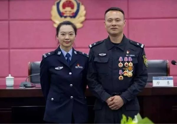 民警陪妻子逛街联手抓贼,嫁给警察人生会改变哪些?