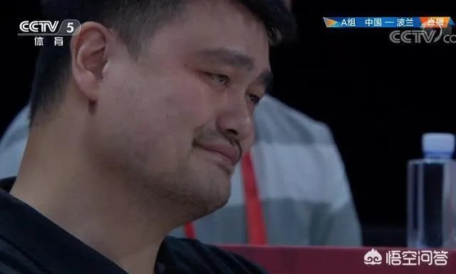 李楠结束采访时回应中国男篮两大问题,并认为发球失误不怪周琦,你们怎么看?